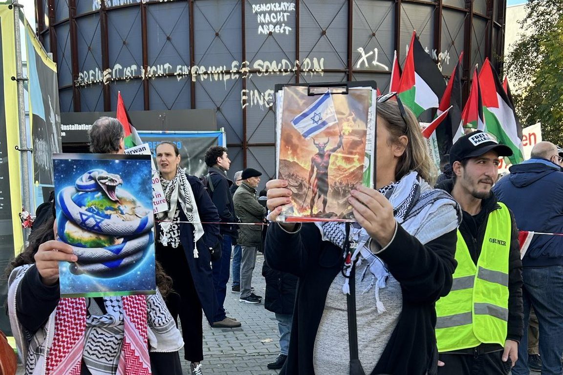 Bild: Auf einer anderen Kundgebung wurden die beiden antisemitischen Plakate wiedergehalten. Foto: K. Preisler, 18.10.2025